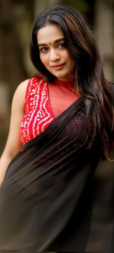 Kaavya Arivumani in hot51 
