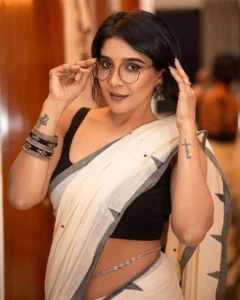 Read more about the article Explore Beautiful Sakshi Agarwal Photos on HOT51
